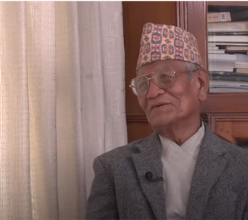 'छाेरी छेउमा हुँदा प्रेमकविता सुनाउन धक लाग्छ, उसकी आमासँग डर लाग्छ' (भिडियाे)
